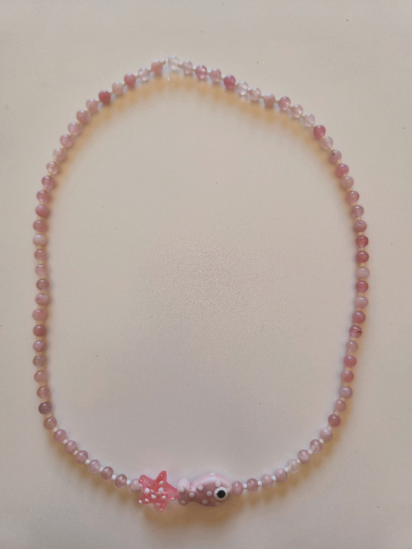 Collares de piedras y dijes de cerámica.