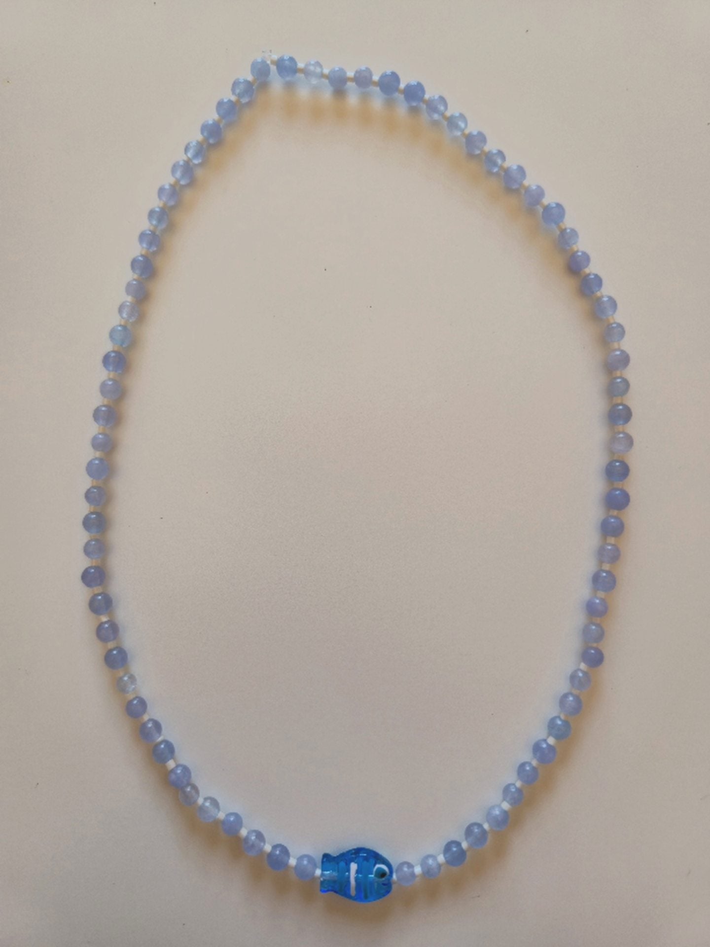 Collares de piedras y dijes de cerámica.
