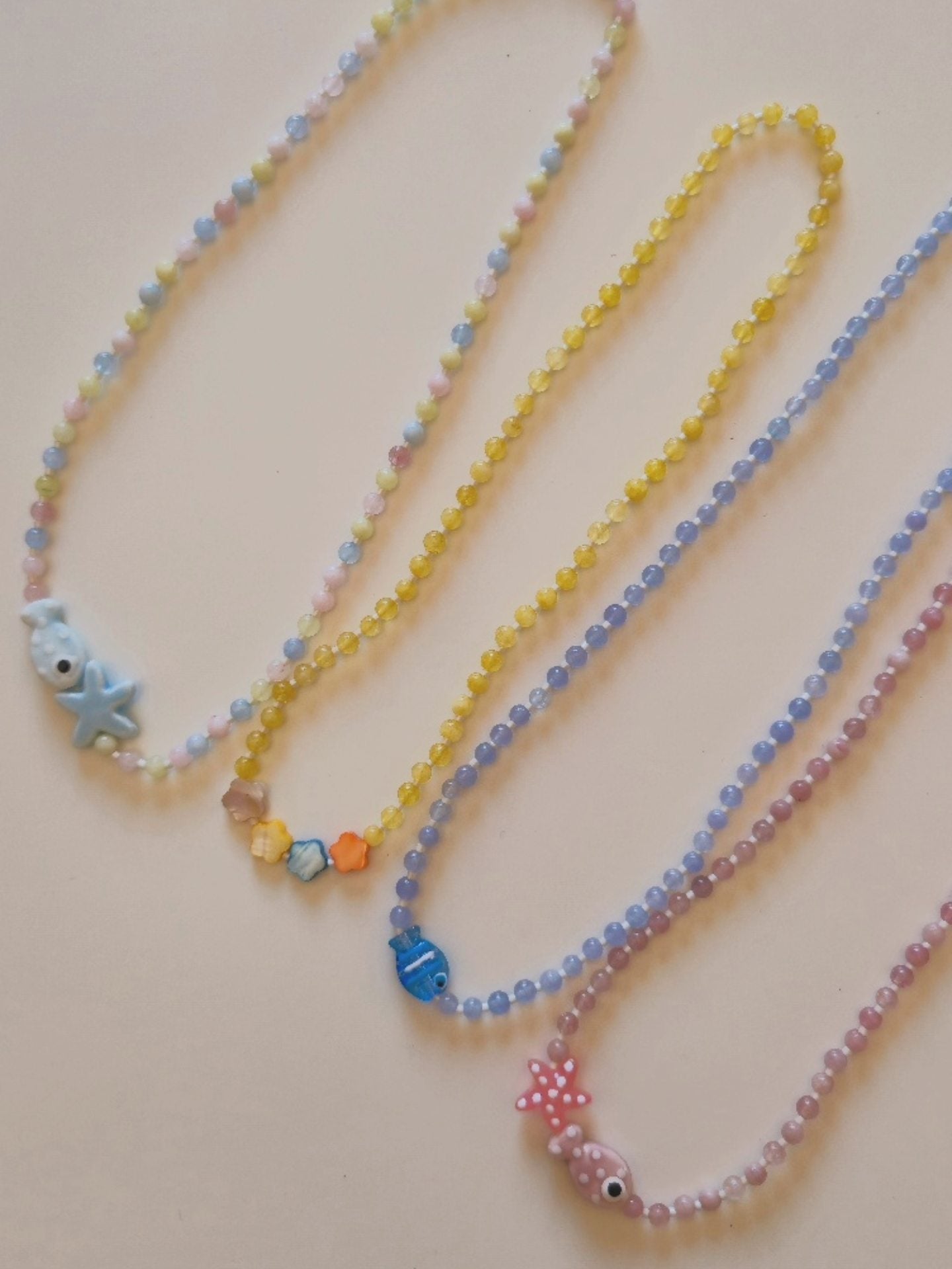 Collares de piedras y dijes de cerámica.