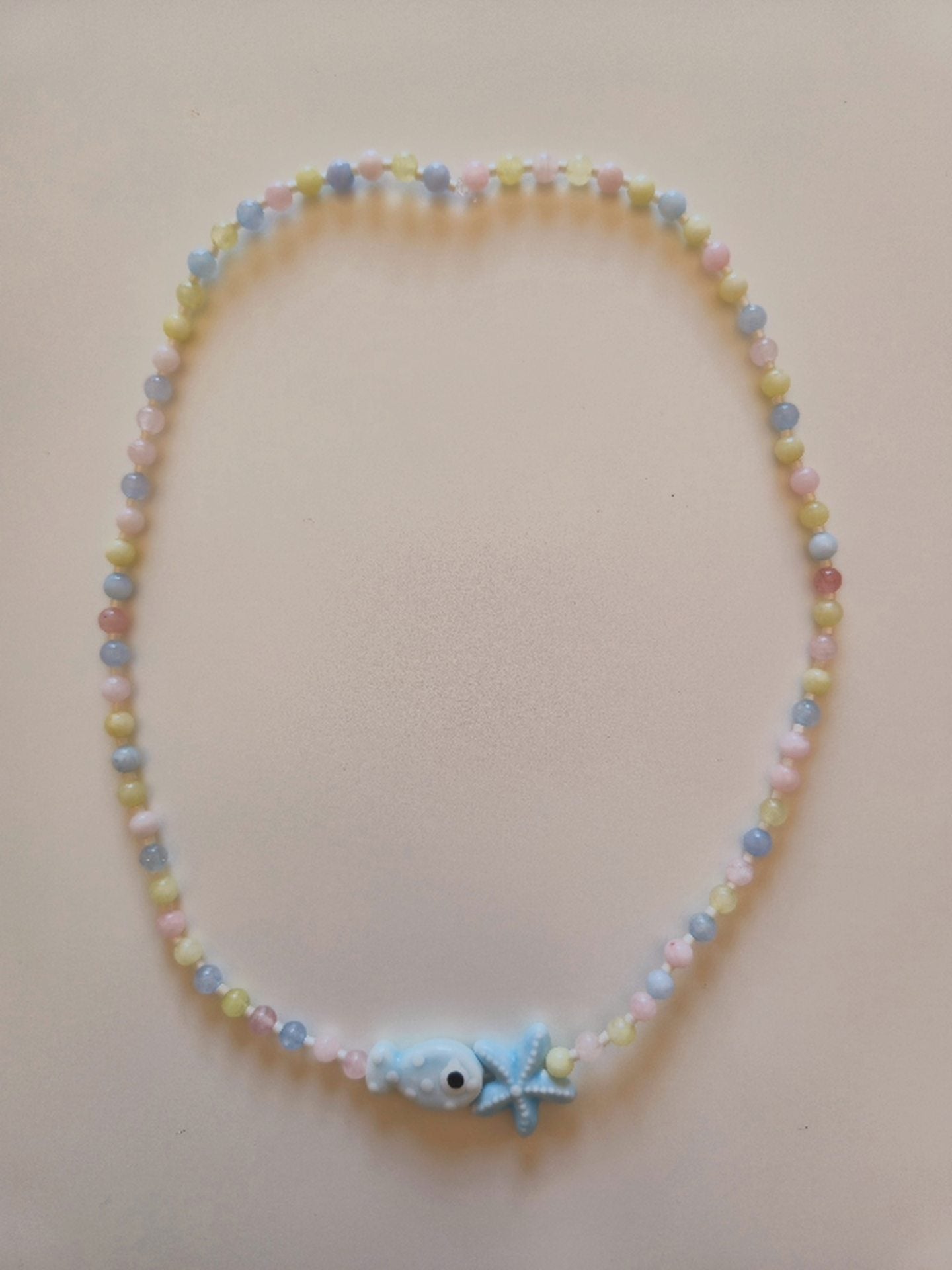 Collares de piedras y dijes de cerámica.