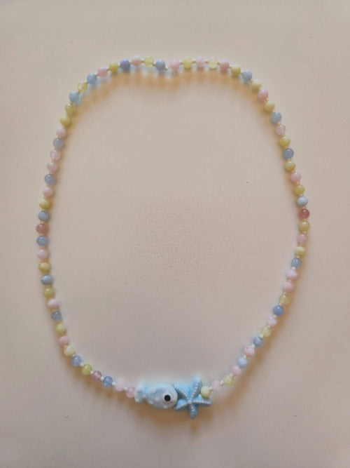 Collares de piedras y dijes de cerámica.