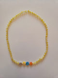 Collares de piedras y dijes de cerámica.