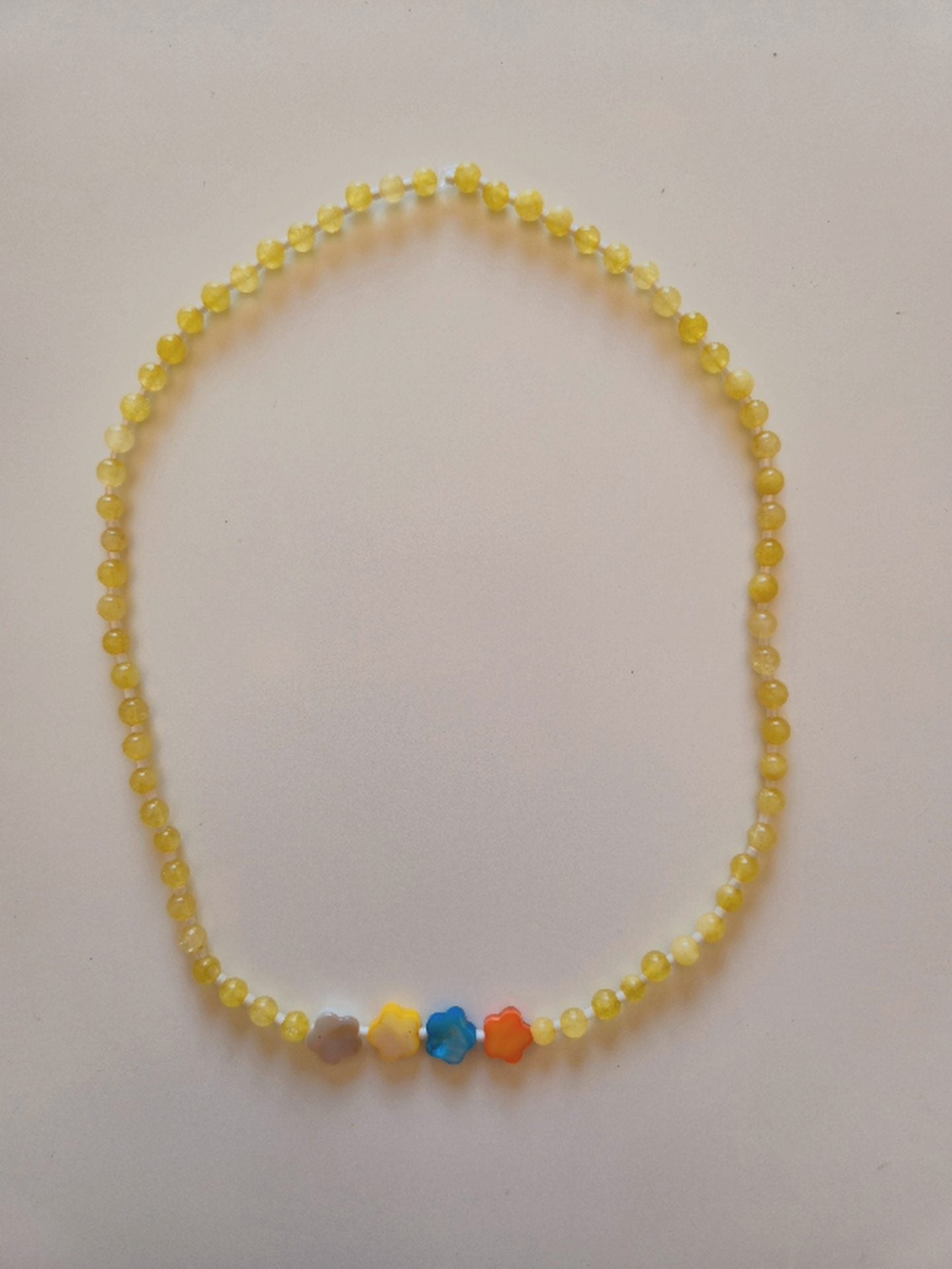 Collares de piedras y dijes de cerámica.
